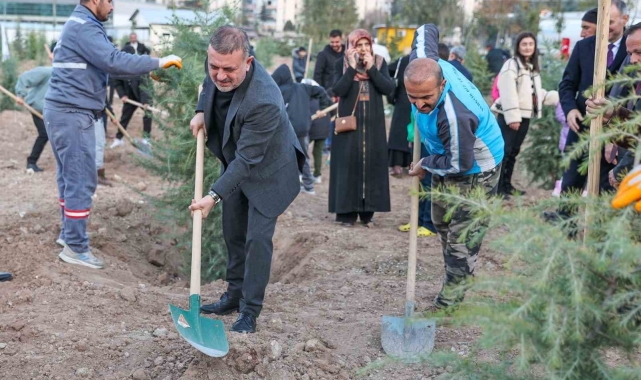 Sincan Belediye Başkanı Ercan, vatandaşlar ile birlikte fidan dikti