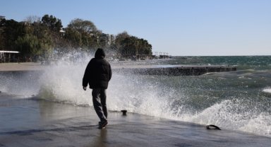 Sinop'ta fırtına yüksek dalgalar oluşturdu