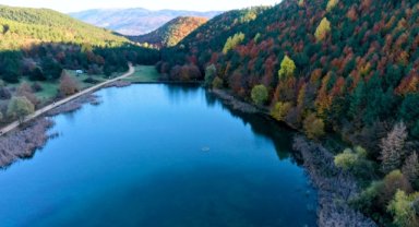 Şirinyazı Göleti'ni ziyaret edenler sonbahar renkleri eşliğinde vakit geçiriyor
