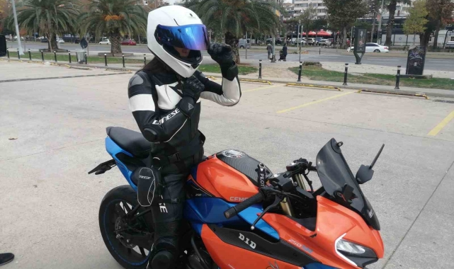 Sırtına "Bugün doğum günüm" yazan motosikletlinin doğum gününü trafikteki sürücüler kutladı