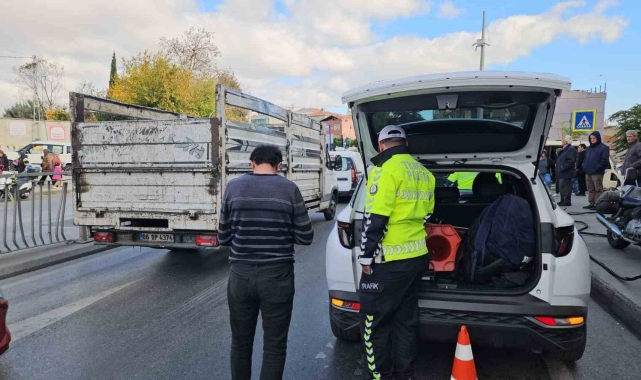 Şişli'de faciadan dönülen kaza kamerada: Açık kalan vinç elektrik tellerini kopardı, trafik levhası yola devrildi