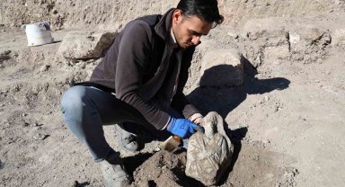 Sivas'ta 2 bin yıllık olduğu tahmin edilen mezar steli bulundu