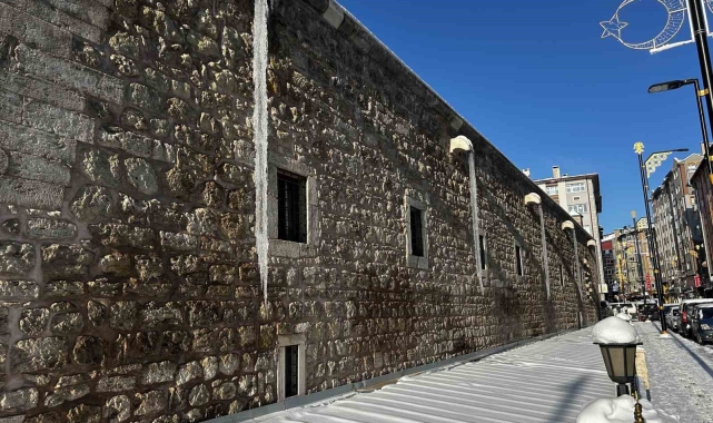 Sivas'ta 3 metrelik buz sarkıtları oluştu
