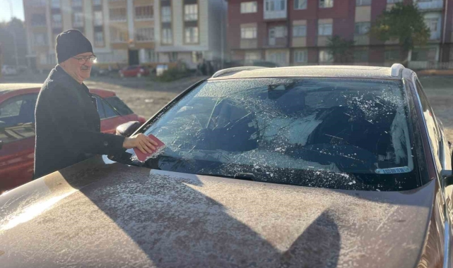 Sivas'ta hava sıcaklığı eksi 10 dereceye düştü, araç camları buz tuttu