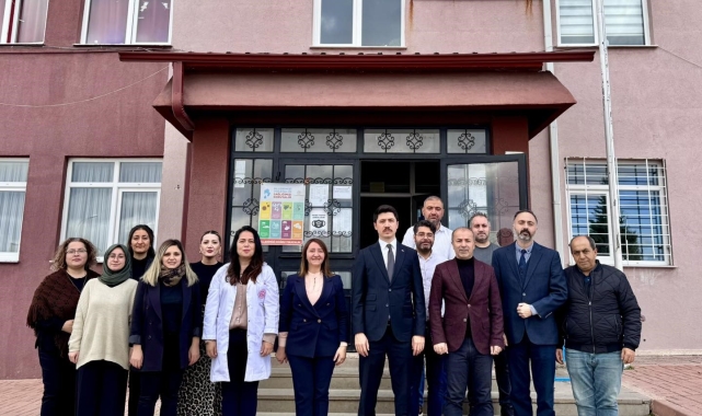 Sözlerini tutan öğrencilere kitap hediye edildi