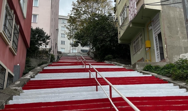Sporcuların yarışmalara hazırlandığı merdiven kırmızı-beyaza boyandı