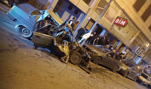 Sürücü direksiyon hakimiyetini kaybetti park halindeki araçlara çarptı: 3 yaralı