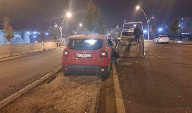 Sürücüsünün kontrolünden çıkan cip refüje çıktı: 1 yaralı