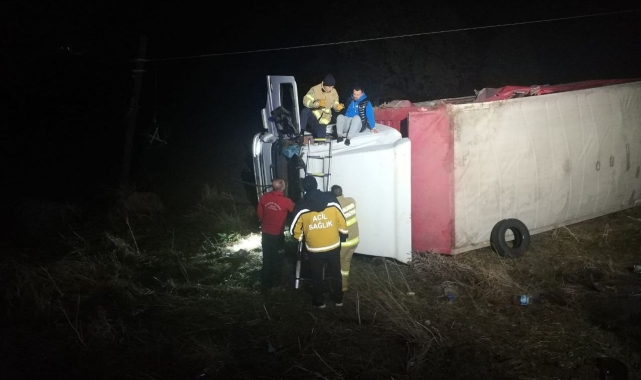 Susurluk'ta trafik kazasında iki kişi kamyonet içinde sıkıştı