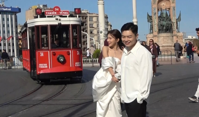 Taksim'de Çinli gelin ve damat ilgi odağı oldu
