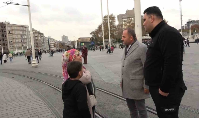 Taksim'de kaybolan çocuğun ailesini polisler buldu