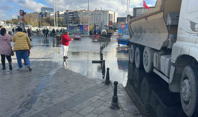 Taksim'i su bastı, vatandaşlar yürümekte güçlük çekti