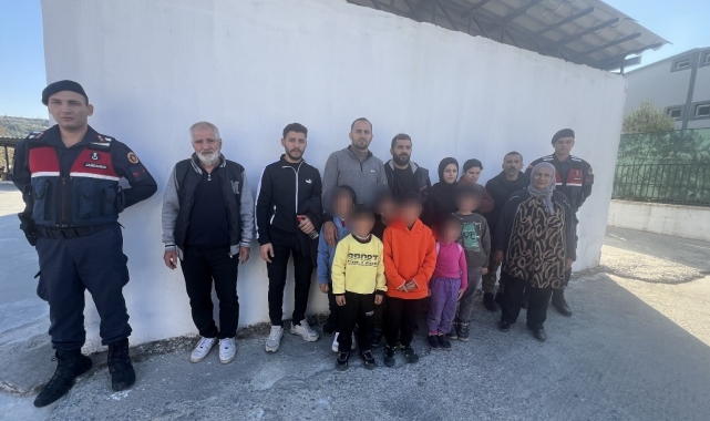 Tarlaya gizlenen 14 düzensiz göçmen yakalandı