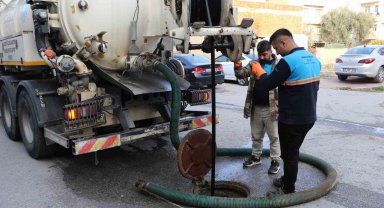 Taşkınlara karşı kanalizasyon hatları temizleniyor