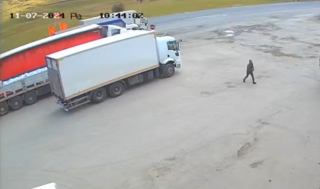 Tatvan'da el freni çekilmeyen tır şarampole yuvarlandı