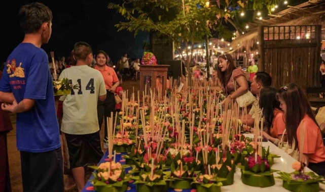 Tayland "Yüzen Fener Festivali" ile renklendi