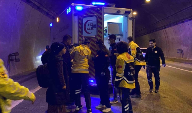 TEM'de iki yolcu otobüsü ve tır kazaya karıştı: 14 yaralı