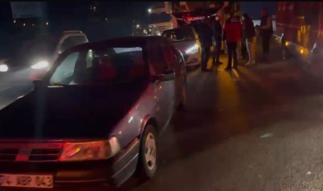 TEM'de zincirleme kaza: 2 tır ile 2 otomobil birbirine girdi