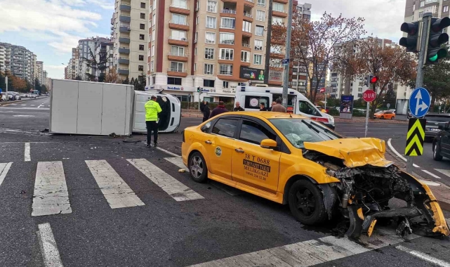 Ticari taksi ile çarpışan kamyonet devrildi: 6 yaralı