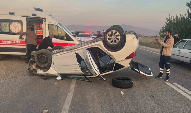 Toprak yığınına çarpan otomobil takla attı
