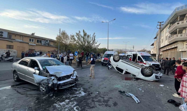Trafik kazasında ortalık savaş alanına döndü: 1'i ağır 2 yaralı