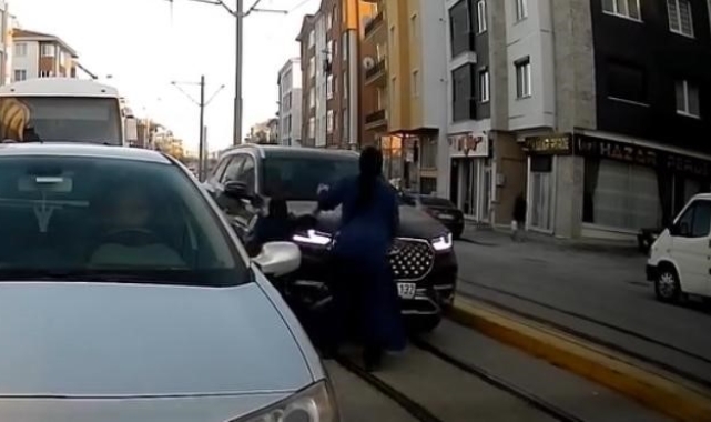 Tramvay yolundan ilerleyen cip az kalsın anneyle çocuğuna çarpıyordu