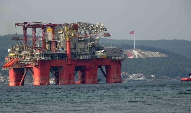 'Transocean Barents' Petrol Platformu Çanakkale Boğazı'ndan geçti