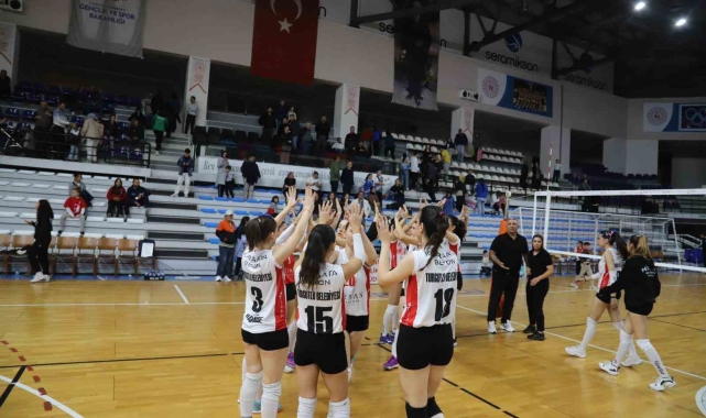 Turgutlu Belediyesi Kadın Voleybol Takımı rakibine geçit vermedi