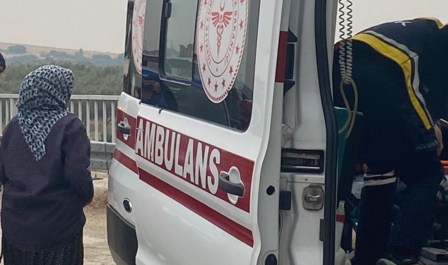 Turgutlu'da, devrilen traktörün altında kalan sürücü yaralandı