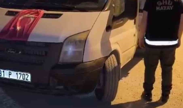 Türk bayrağı astığı kamyonetiyle göçmen taşıyan şahıs polisten kaçamadı