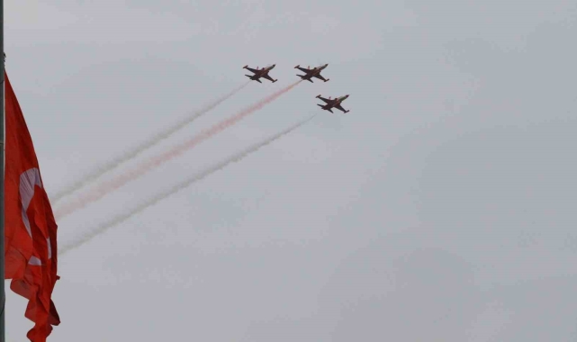Türk Yıldızları'ndan Antalya'da 'Ataya Saygı Uçuşu'