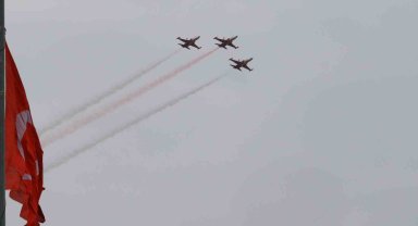 Türk Yıldızları'ndan Antalya'da 'Ataya Saygı Uçuşu'