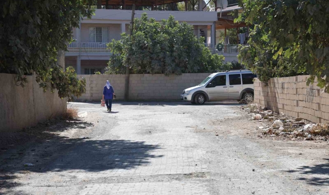 Türkoğlu ilçesinde vatandaşlar bozuk yollardan şikayetçi