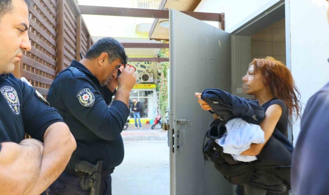 Tuvalette çığlıklarıyla polisi alarma geçirdi, kapıyı açınca 'sizleri seviyorum' dedi