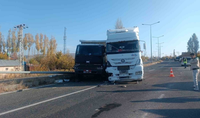 Tuzluca çevre yolunda trafik kazası: İki araç çarpıştı, sürücüler hafif yaralandı