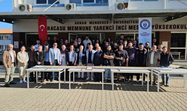 Üniversite heyecanı yaşayan gençlere 6 buçuk metrelik pideyle 'hoş geldiniz' dediler