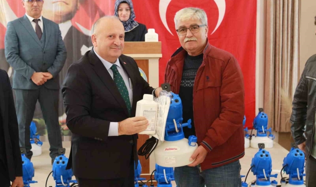 Ünye'de kahverengi kokarcayla mücadele için muhtarlara ULV cihazı dağıtıldı