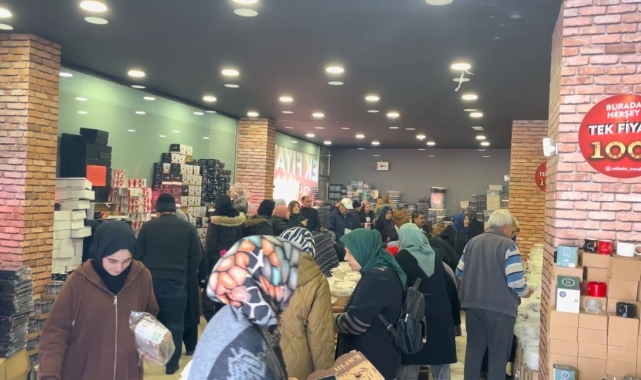 Ürünler yarı fiyatına indi, vatandaşlar birbirini ezdi