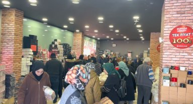 Ürünler yarı fiyatına indi, vatandaşlar birbirini ezdi