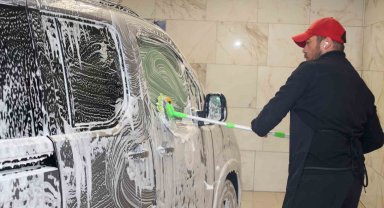 Uşak'ta belediyeye ait otoparkta oto yıkama hizmeti açıldı