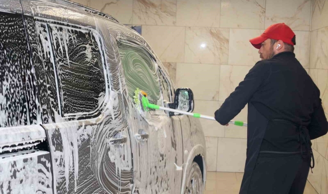 Uşak'ta belediyeye ait otoparkta oto yıkama hizmeti açıldı