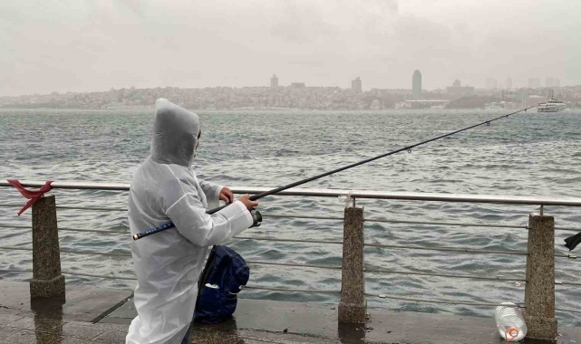 Üsküdar'da balıkçılar lodosa rağmen oltalarını bırakmadı