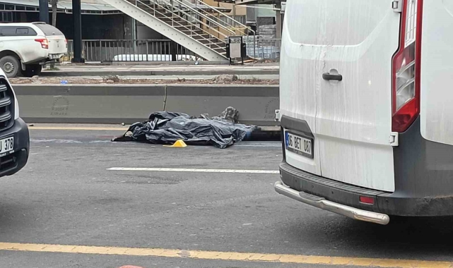 Üst geçitten atlayıp intihar eden kadına otomobil çarptı