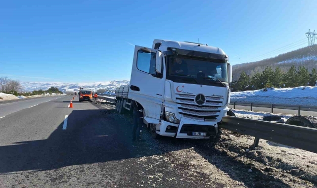 Uyuduğu iddia edilen tır şoförü, otoyolda bariyerlere çarptı