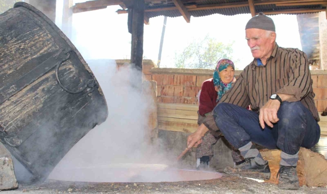 Üzüm sıkma makinesi ile pekmez kazanları kaynıyor
