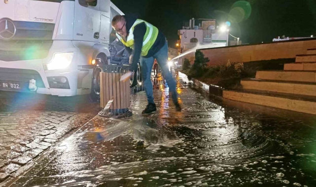 Vali Akkoyun, caddeleri köpüklü suyla yıkatarak göreve başladı