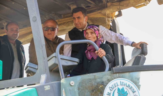 Vali Aygöl, Gülsüm Teyze ile asfalt makinesini kullandı