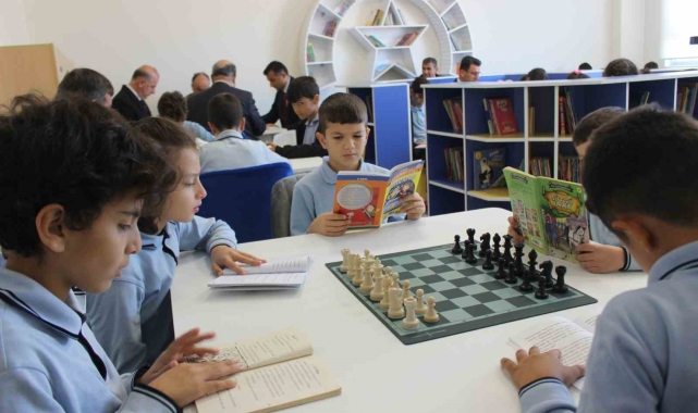 Vali Aygöl öğrenciler ile birlikte kütüphanede kitap okudu