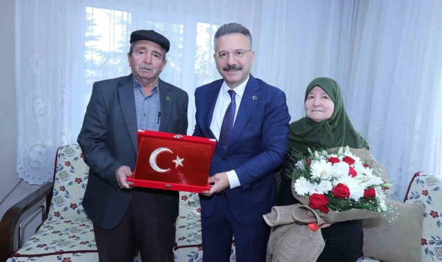 Vali Hüseyin Aksoy, Seyitgazi'deki şehit ailesini ziyaret etti