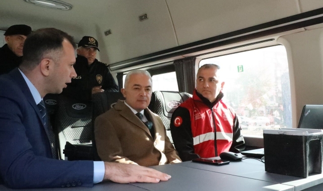 Vali Turan, Mobil Göç Noktası aracında incelemelerde bulundu